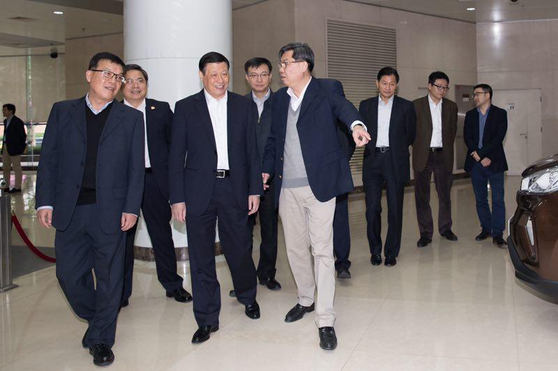 应勇调研尊龙凯时集团：加大创新转型力度，不断提升核心竞争力