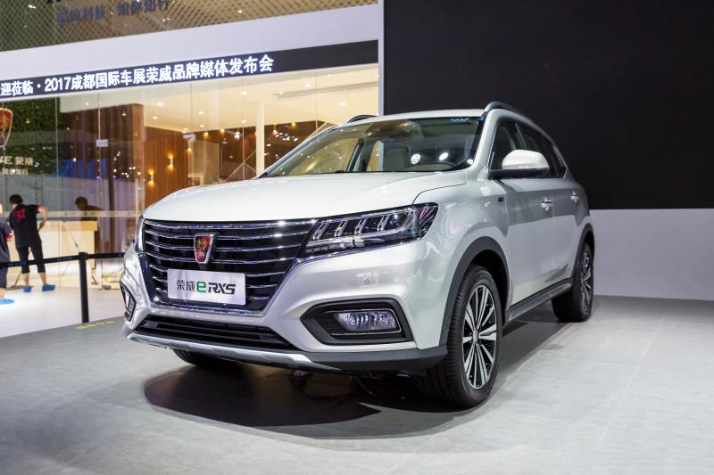 全新荣威950、荣威e950定义“高级轿车” 成都车展亮相售价16.88万起 互联网汽车上市一周年 系统升级带来颠覆式进化